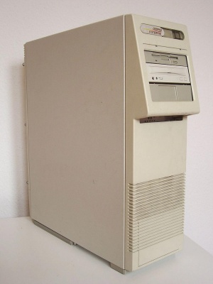 Compaq si je po vzoru tekmecev želel imeti pomembno besedo tudi v svetu strežnikov, a je bil prepozen, integracija podjetij Tandem Computers in DEC pa je bila vse prej kot zgodba o uspehu.